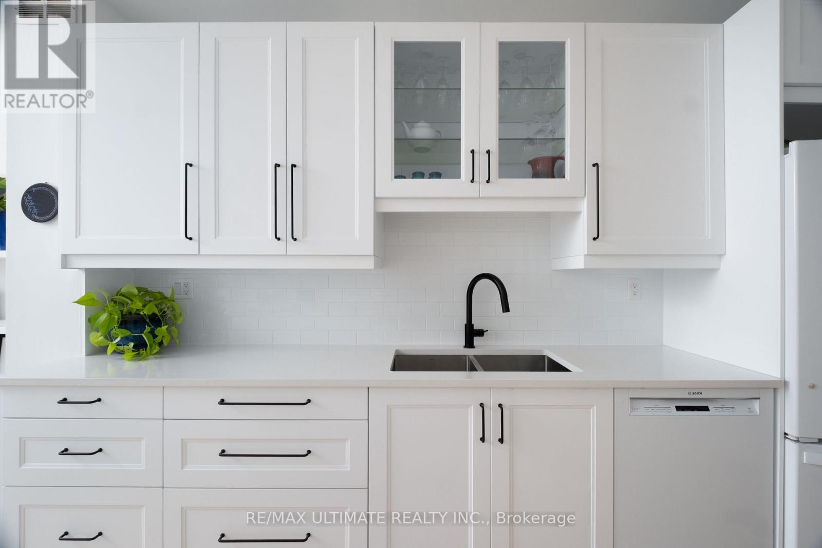 32 Lindsey Avenue, Toronto, Ontario  M6H 1E1 - Photo 8 - C13054368