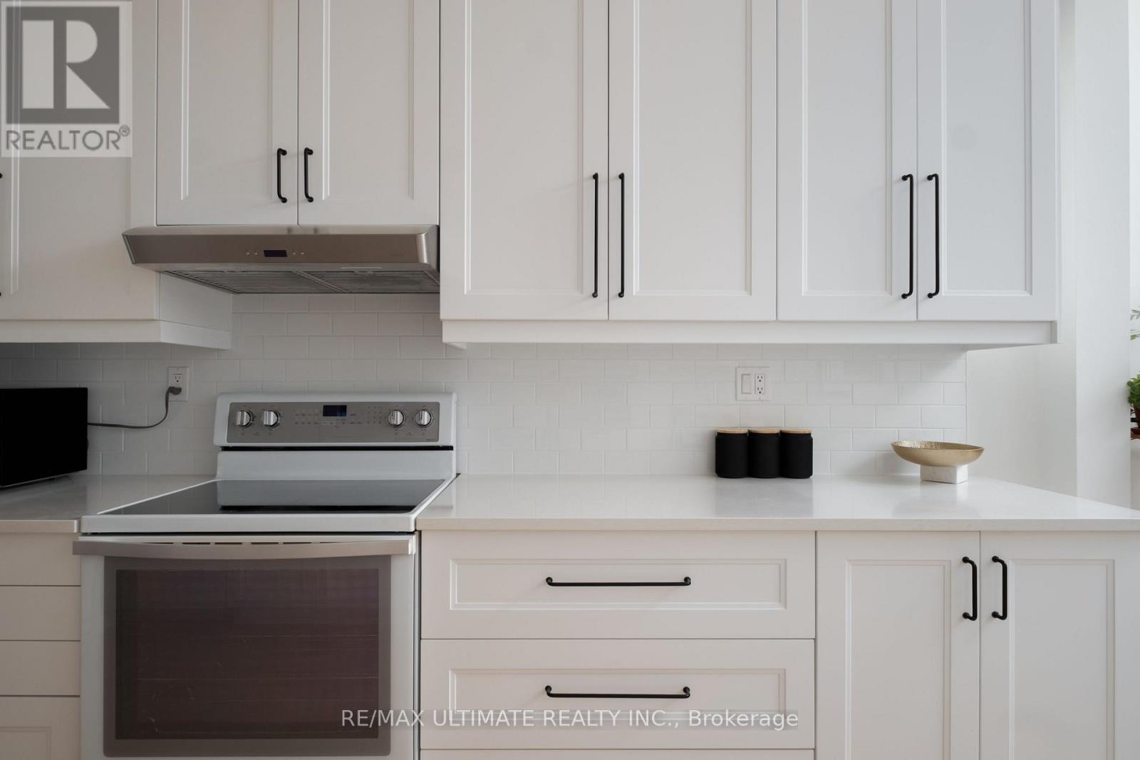 32 Lindsey Avenue, Toronto, Ontario  M6H 1E1 - Photo 9 - C13054368