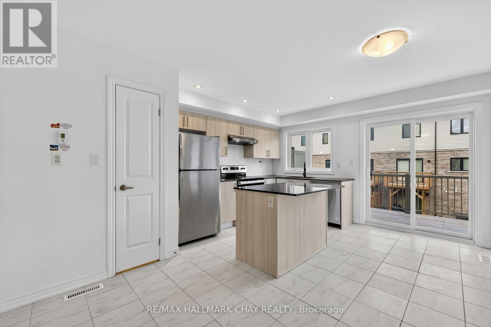 21 Pumpkin Corner Crescent, Barrie, Ontario  L9J 0T5 - Photo 3 - S13054366