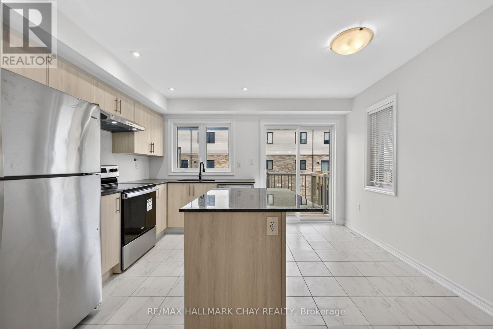 21 Pumpkin Corner Crescent, Barrie, Ontario  L9J 0T5 - Photo 4 - S13054366