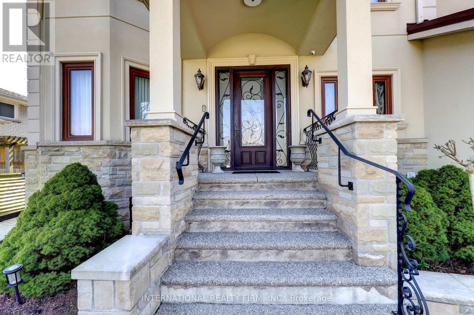 3496 Burningoak Crescent, Mississauga, Ontario  L4Y 3L5 - Photo 3 - W13054342