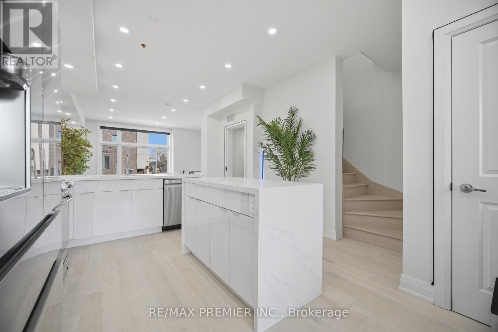 43 Wild Rose Gdns, Toronto, Ontario  M6L 0A5 - Photo 11 - W13054380