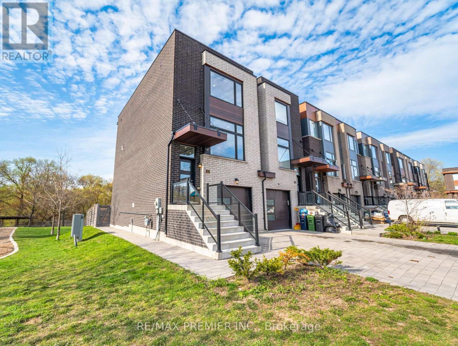 43 Wild Rose Gdns, Toronto, Ontario  M6L 0A5 - Photo 2 - W13054380