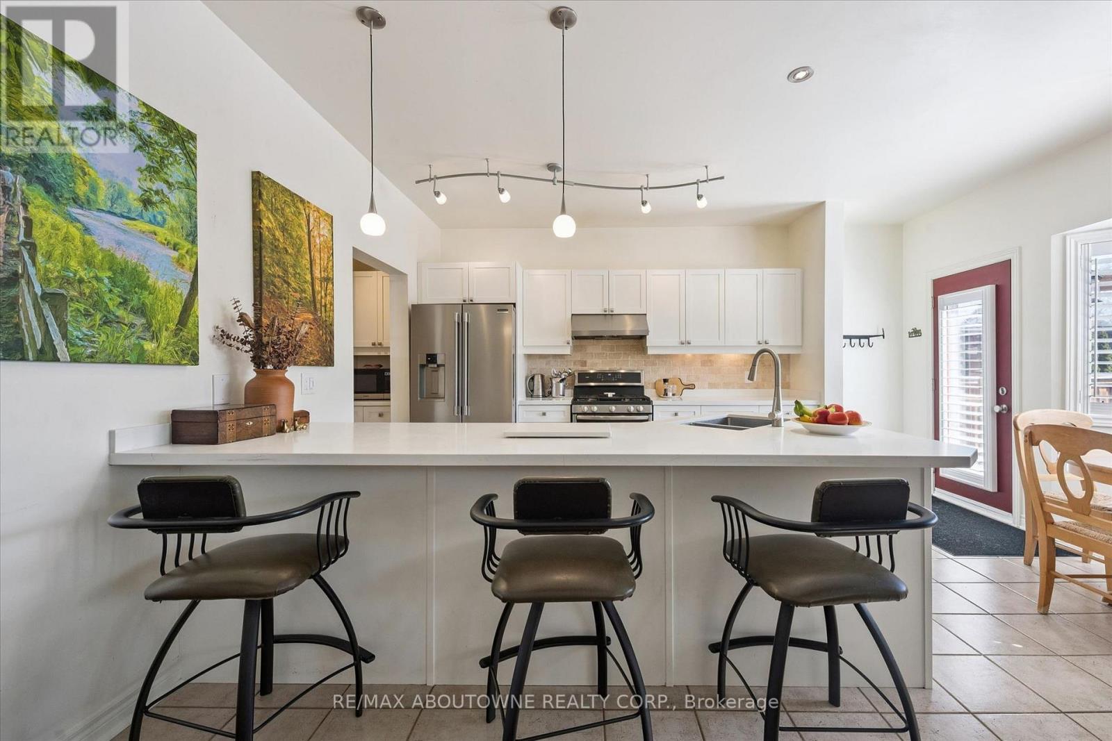 2484 Capilano Crescent, Oakville, Ontario  L6H 6L4 - Photo 12 - W13054410