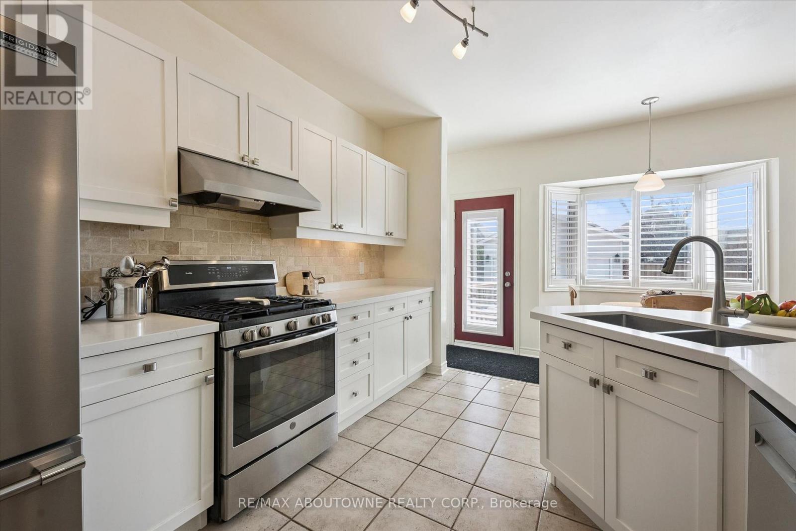 2484 Capilano Crescent, Oakville, Ontario  L6H 6L4 - Photo 16 - W13054410