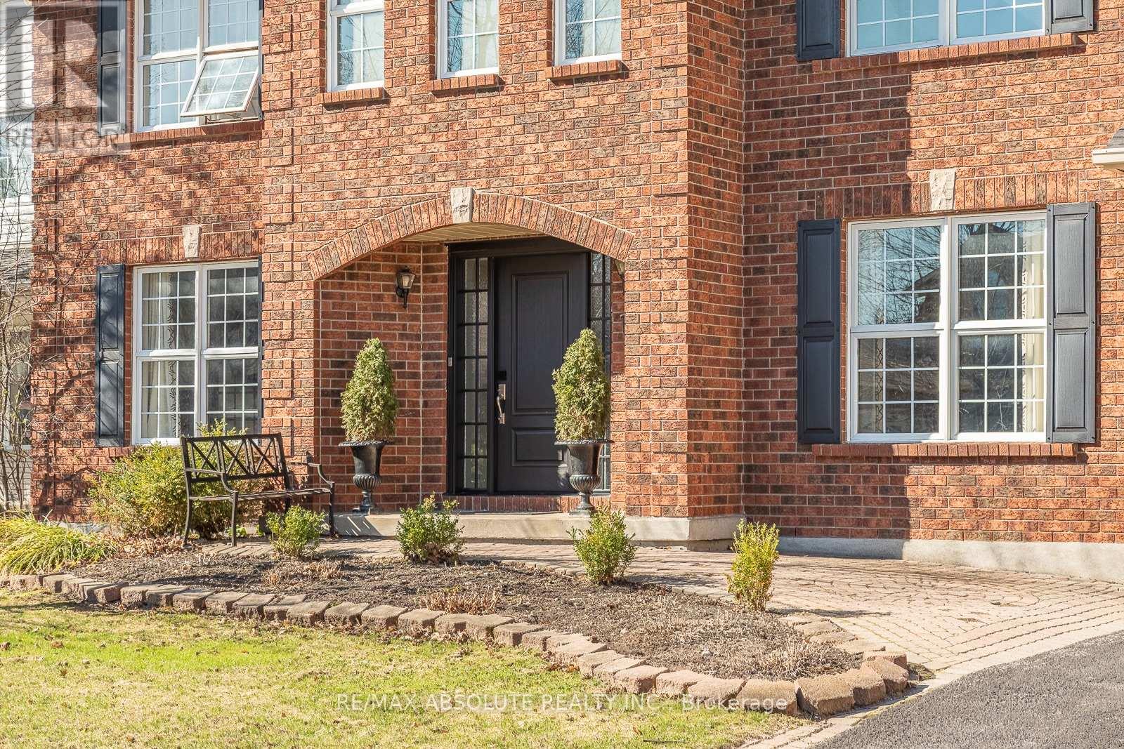 149 Lanigan Crescent, Ottawa, Ontario  K2S 1G9 - Photo 4 - X12924526