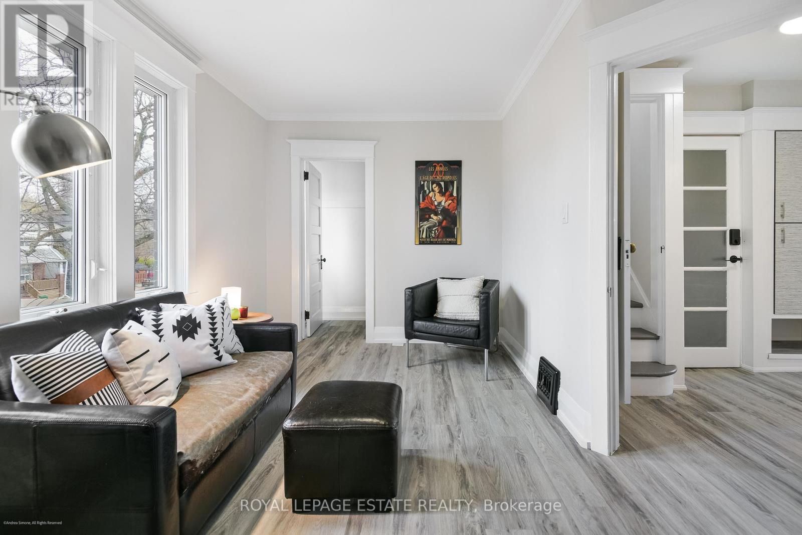 Upper - 34 Barrington Avenue, Toronto, Ontario  M4C 4Y7 - Photo 11 - E13054702