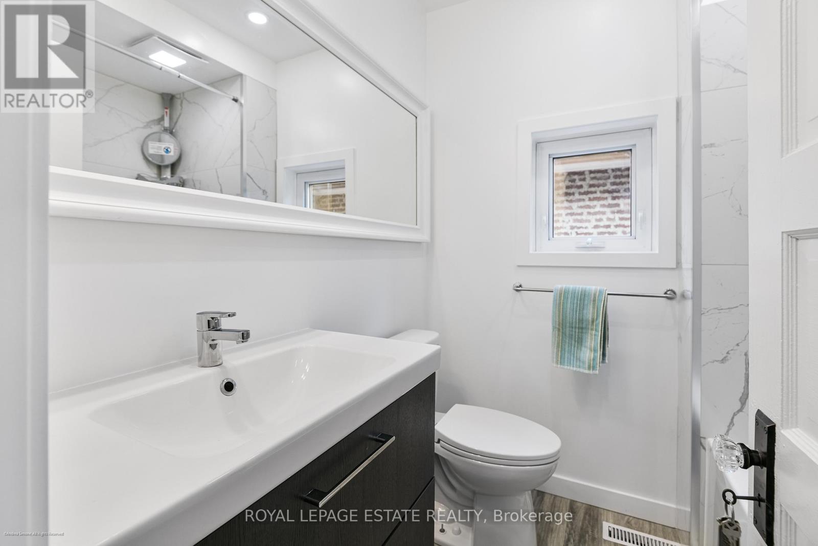 Upper - 34 Barrington Avenue, Toronto, Ontario  M4C 4Y7 - Photo 13 - E13054702