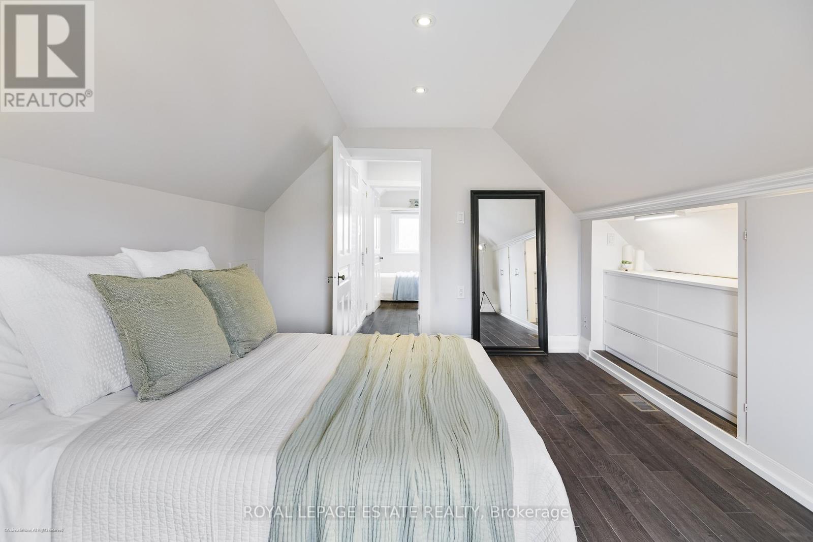 Upper - 34 Barrington Avenue, Toronto, Ontario  M4C 4Y7 - Photo 15 - E13054702