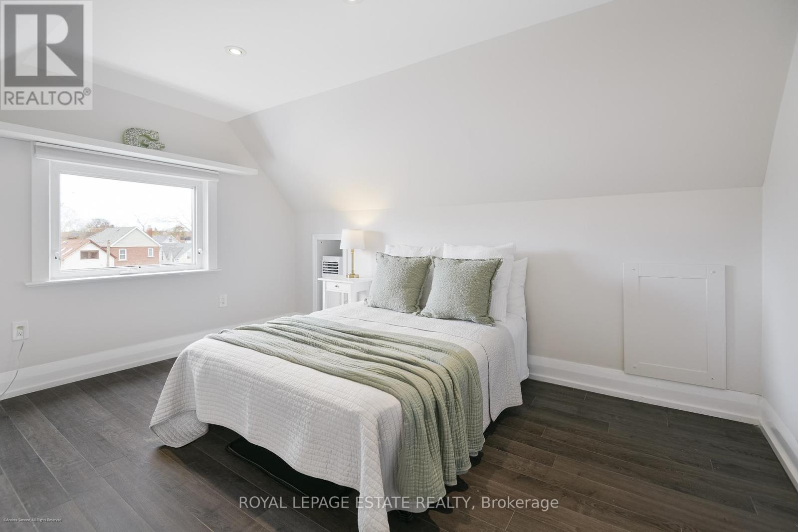 Upper - 34 Barrington Avenue, Toronto, Ontario  M4C 4Y7 - Photo 16 - E13054702