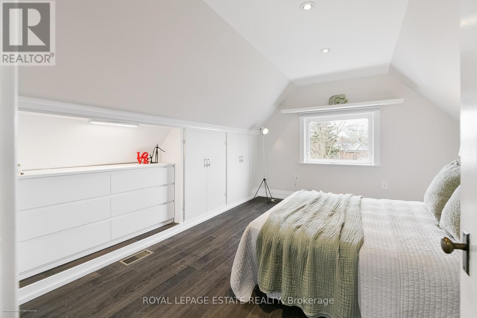 Upper - 34 Barrington Avenue, Toronto, Ontario  M4C 4Y7 - Photo 17 - E13054702