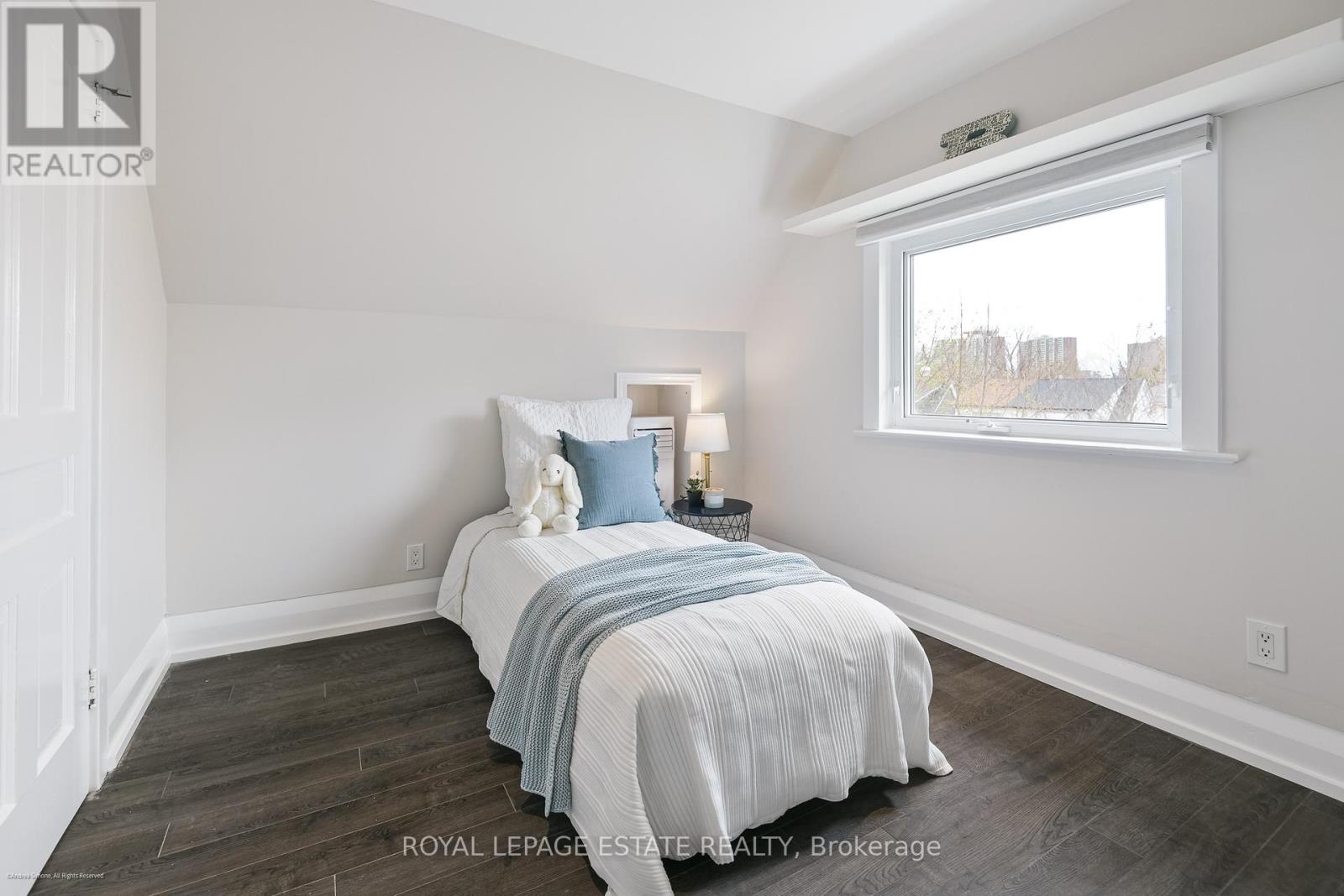 Upper - 34 Barrington Avenue, Toronto, Ontario  M4C 4Y7 - Photo 19 - E13054702