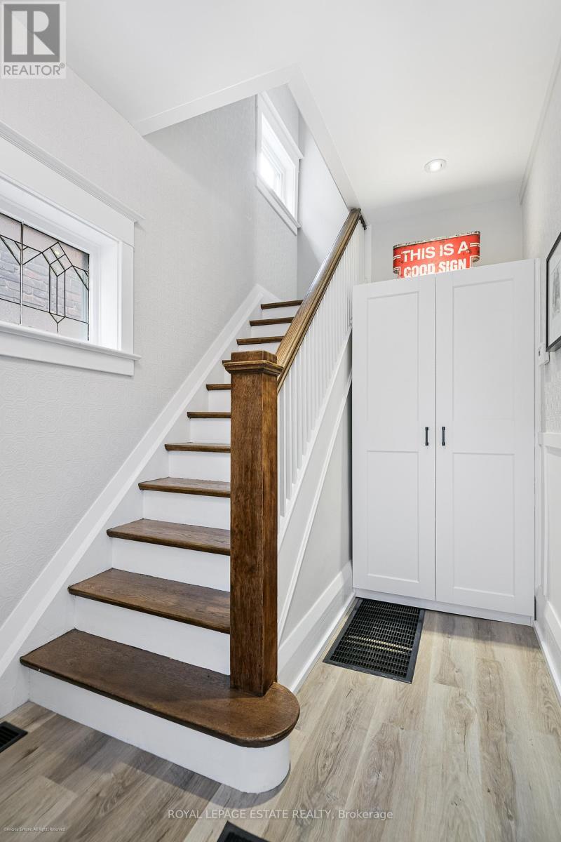 Upper - 34 Barrington Avenue, Toronto, Ontario  M4C 4Y7 - Photo 2 - E13054702