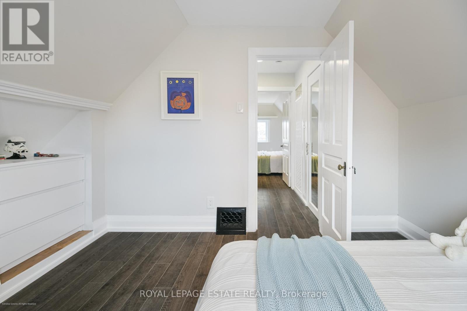 Upper - 34 Barrington Avenue, Toronto, Ontario  M4C 4Y7 - Photo 21 - E13054702