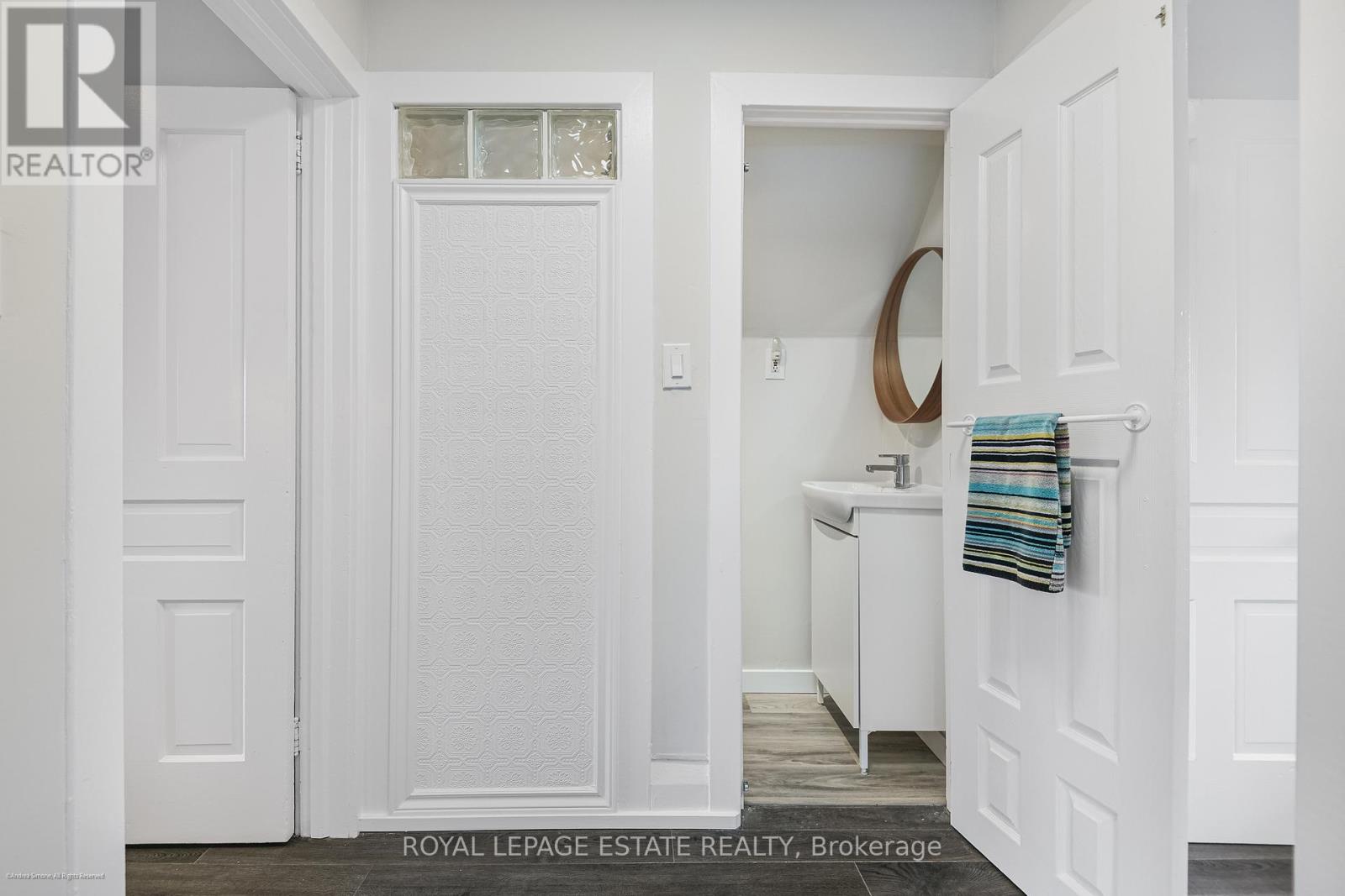 Upper - 34 Barrington Avenue, Toronto, Ontario  M4C 4Y7 - Photo 22 - E13054702