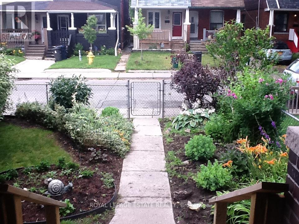 Upper - 34 Barrington Avenue, Toronto, Ontario  M4C 4Y7 - Photo 23 - E13054702