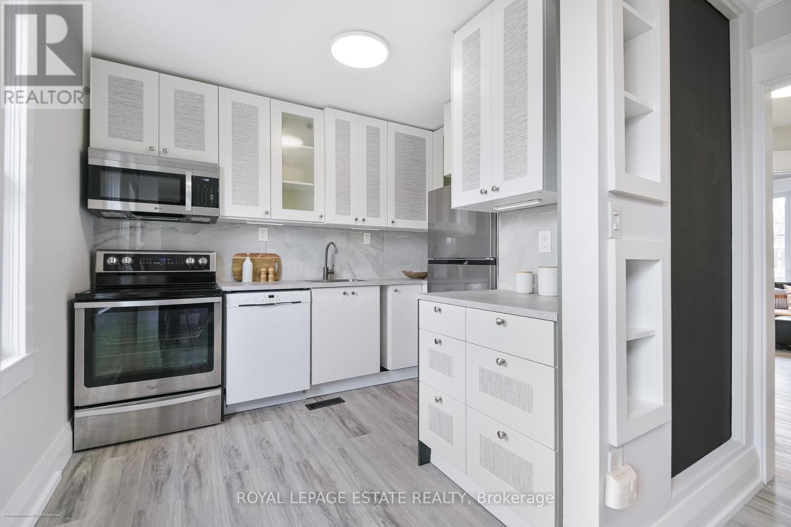 Upper - 34 Barrington Avenue, Toronto, Ontario  M4C 4Y7 - Photo 3 - E13054702