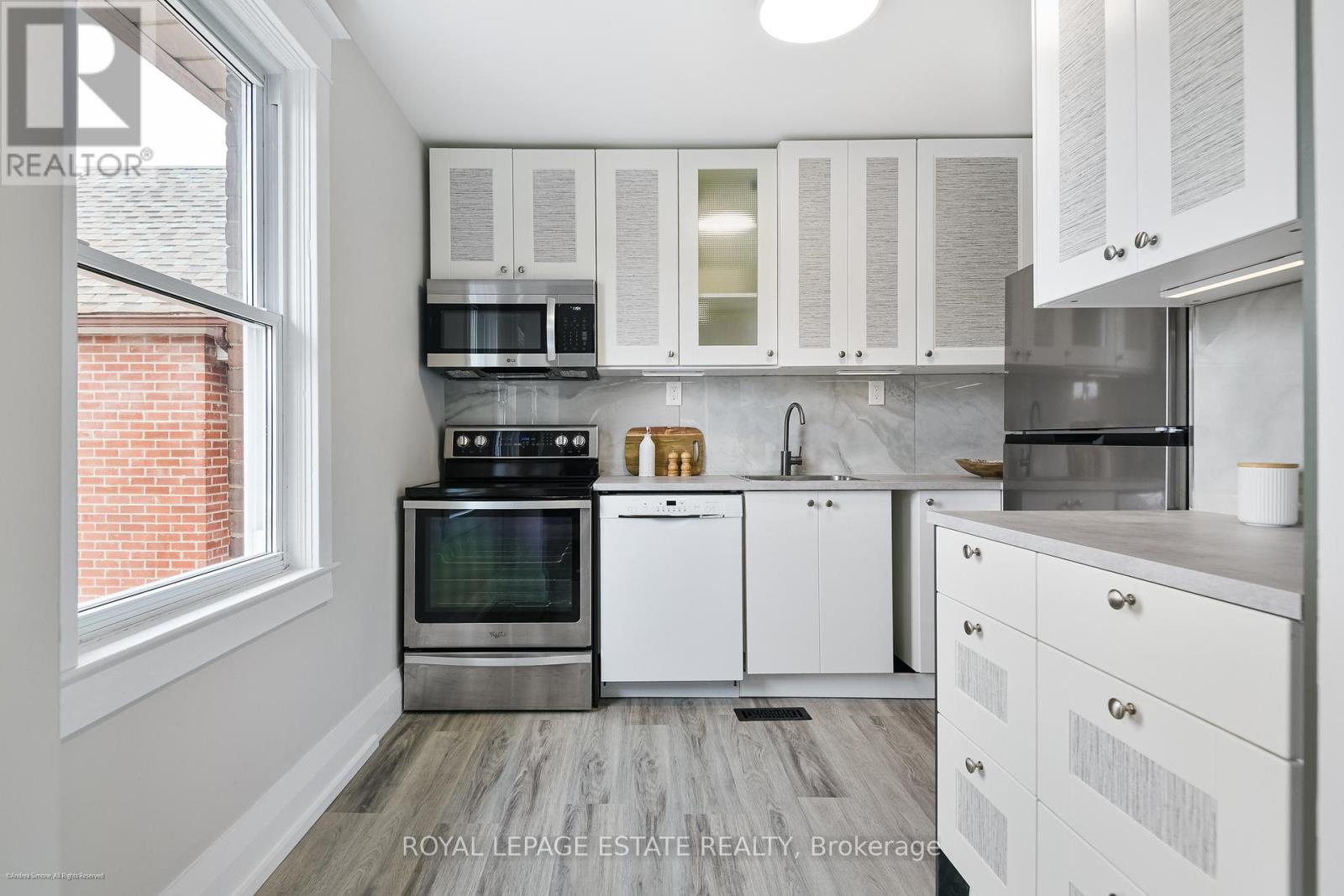 Upper - 34 Barrington Avenue, Toronto, Ontario  M4C 4Y7 - Photo 4 - E13054702