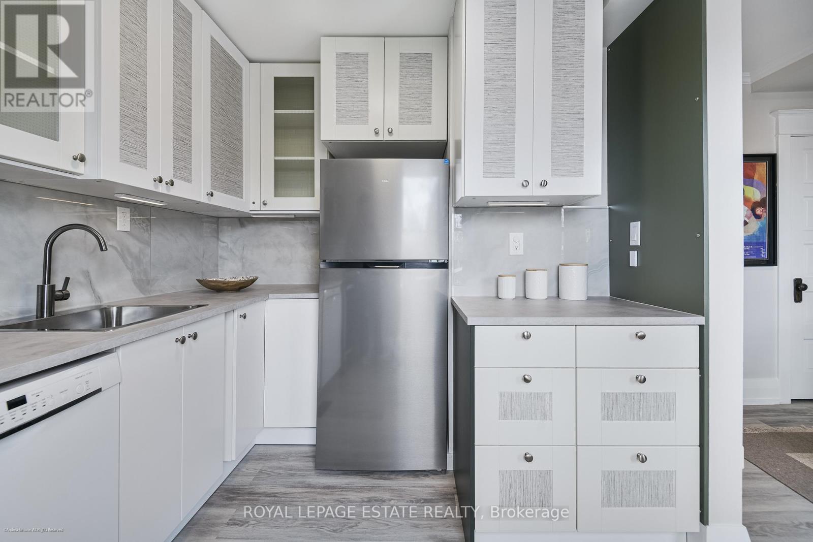 Upper - 34 Barrington Avenue, Toronto, Ontario  M4C 4Y7 - Photo 5 - E13054702