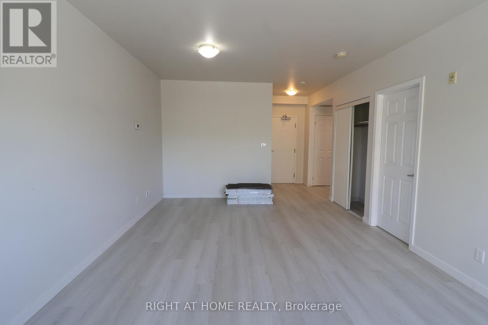 210 - 1 Centre Street W, Richmond Hill, Ontario  L4C 3P3 - Photo 4 - N13054692