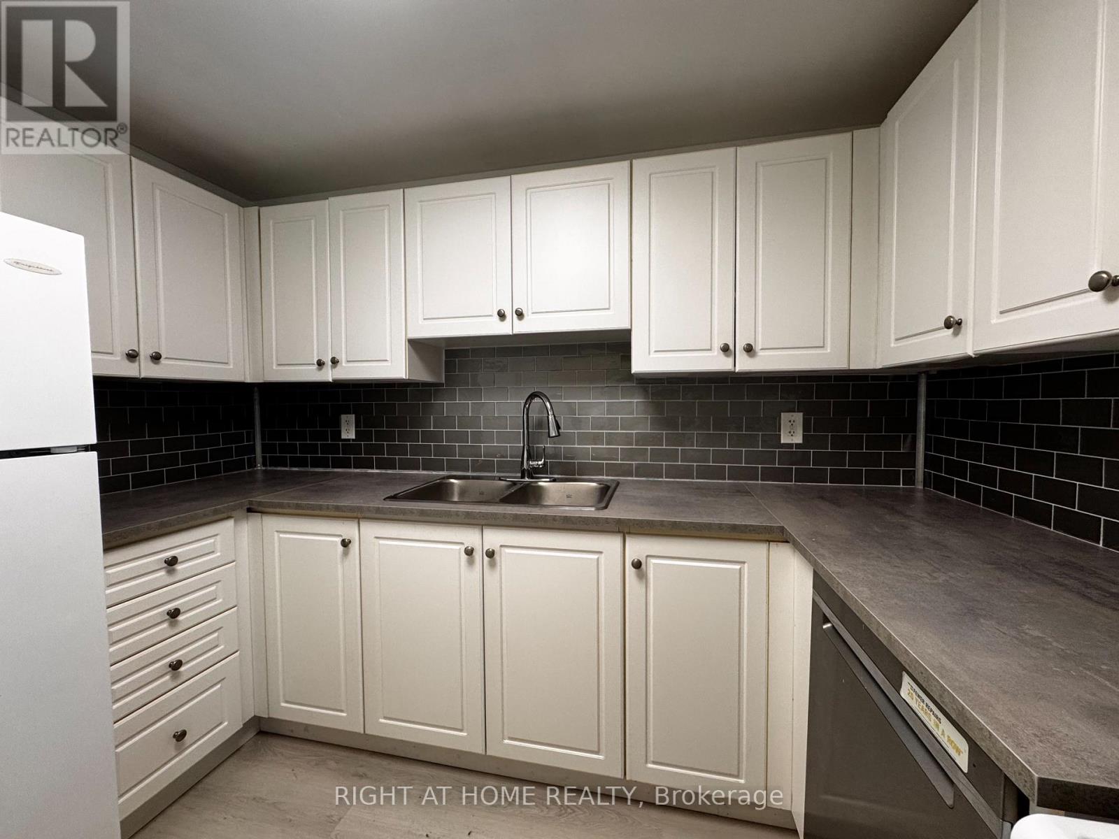 210 - 1 Centre Street W, Richmond Hill, Ontario  L4C 3P3 - Photo 5 - N13054692