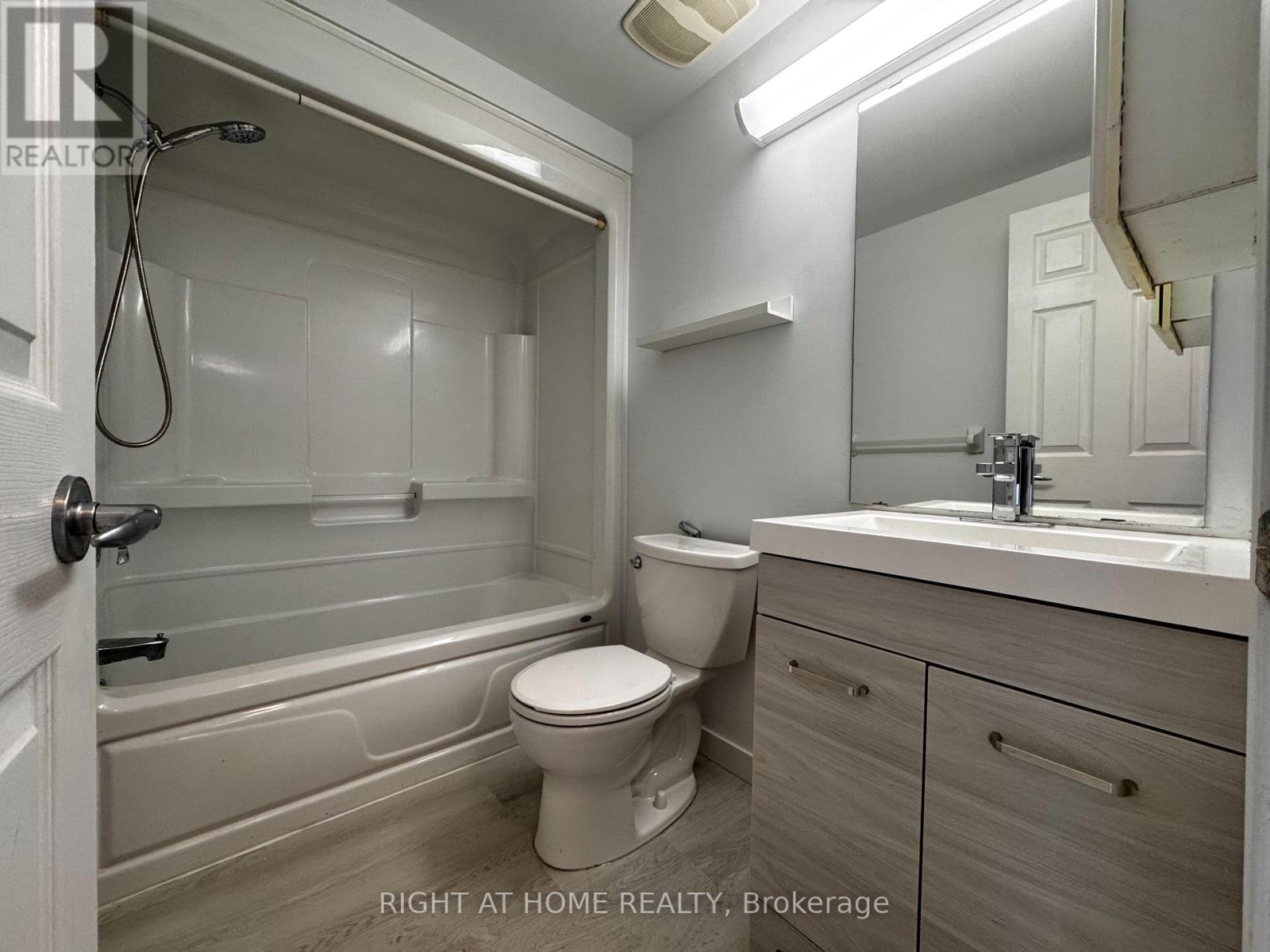 210 - 1 Centre Street W, Richmond Hill, Ontario  L4C 3P3 - Photo 8 - N13054692