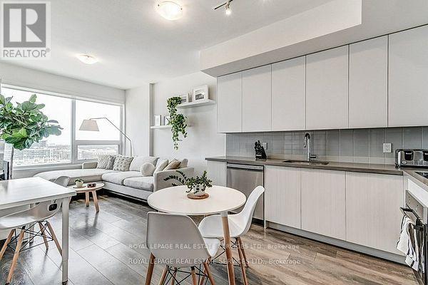 901 - 297 Oak Walk Drive, Oakville, Ontario  L6H 6Z3 - Photo 7 - W13054526