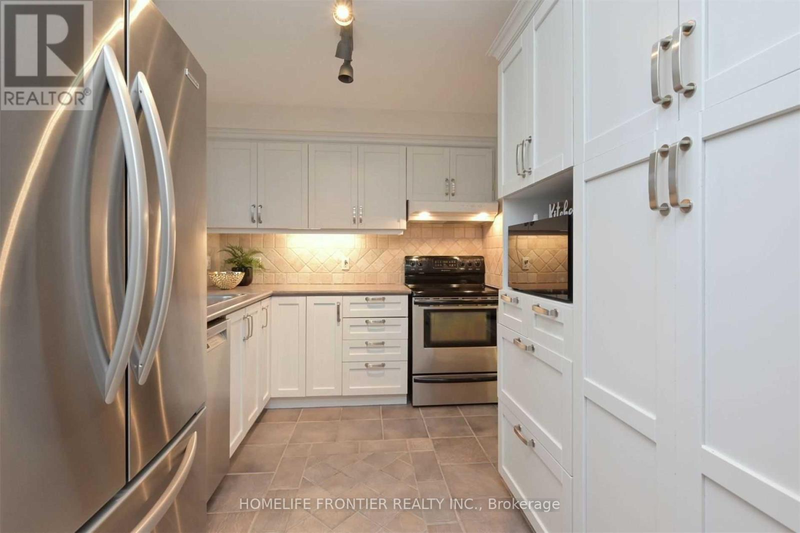 9 Avonmore Street, Brampton, Ontario  L6W 2S5 - Photo 7 - W13054602