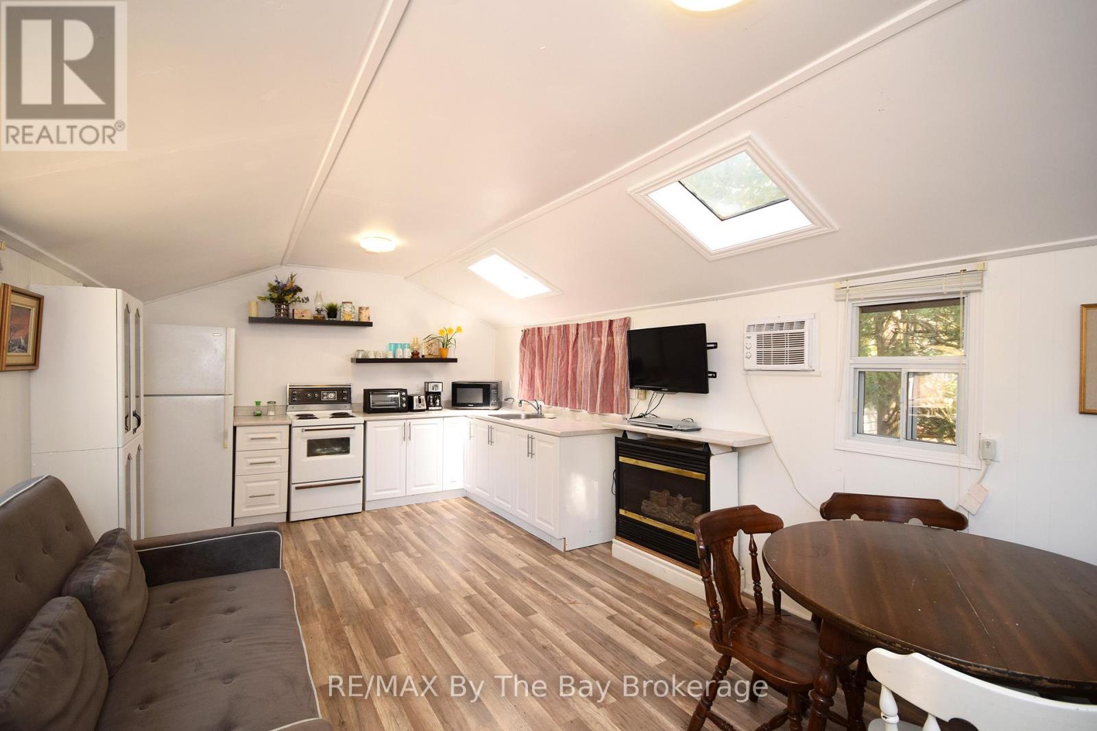 465 Bluewater Lane, Wasaga Beach, Ontario  L9Z 2P4 - Photo 7 - S12943030