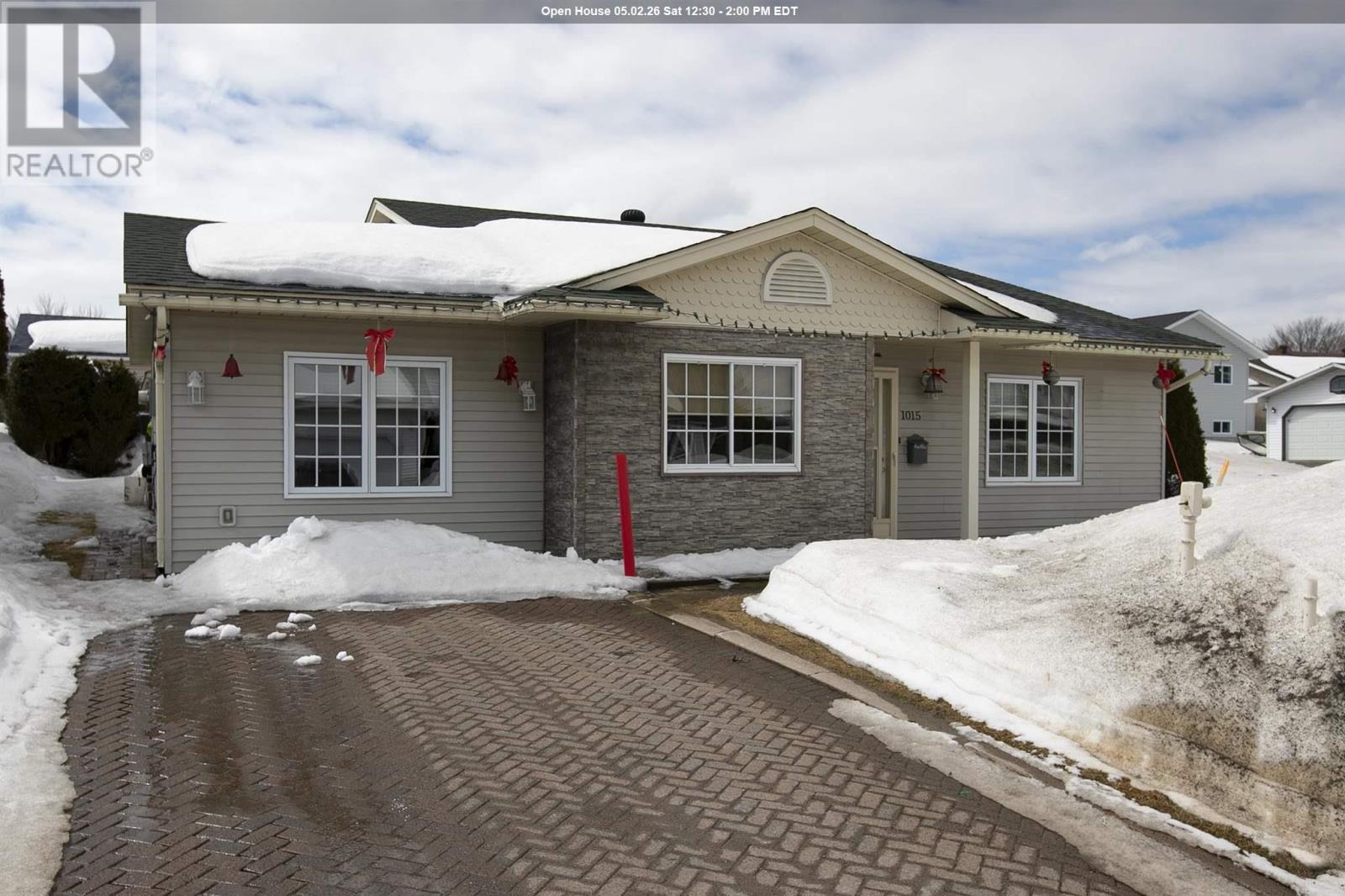 1015 Lake St, Sault Ste. Marie, Ontario  P6B 6B5 - Photo 1 - SM260724