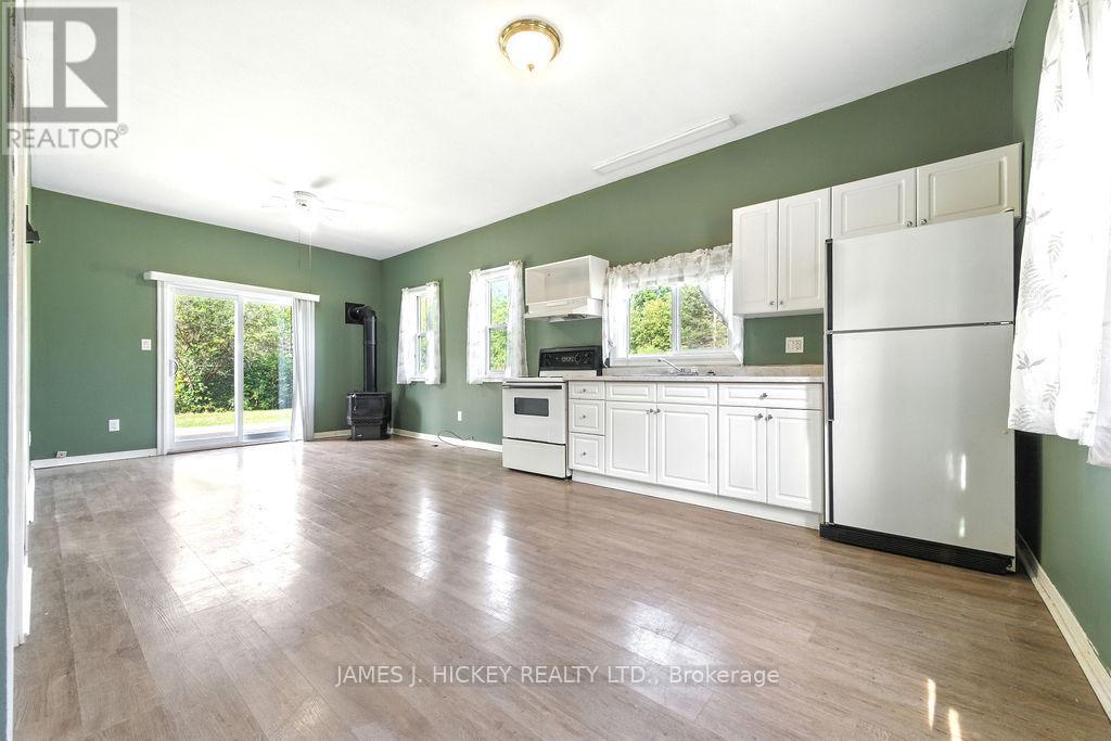 37335 Highway 17 Highway, Laurentian Hills, Ontario  K0J 2H0 - Photo 6 - X12382151