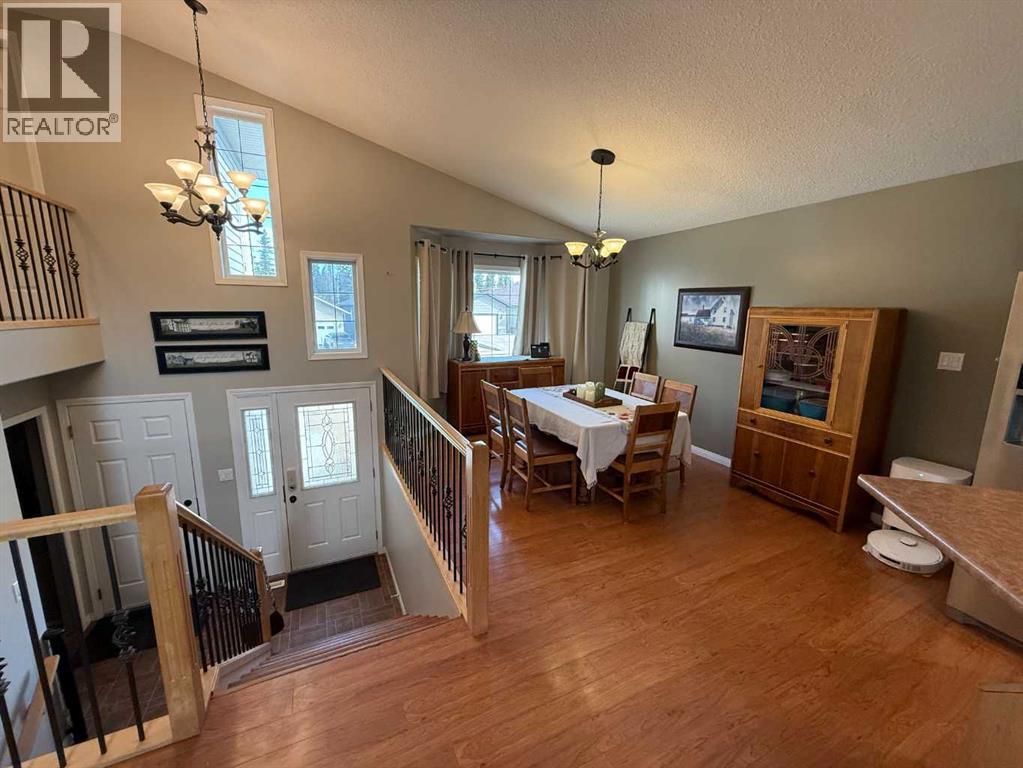 110 Muldoon Crescent, Hinton, Alberta  T7V 0A1 - Photo 2 - A2303645