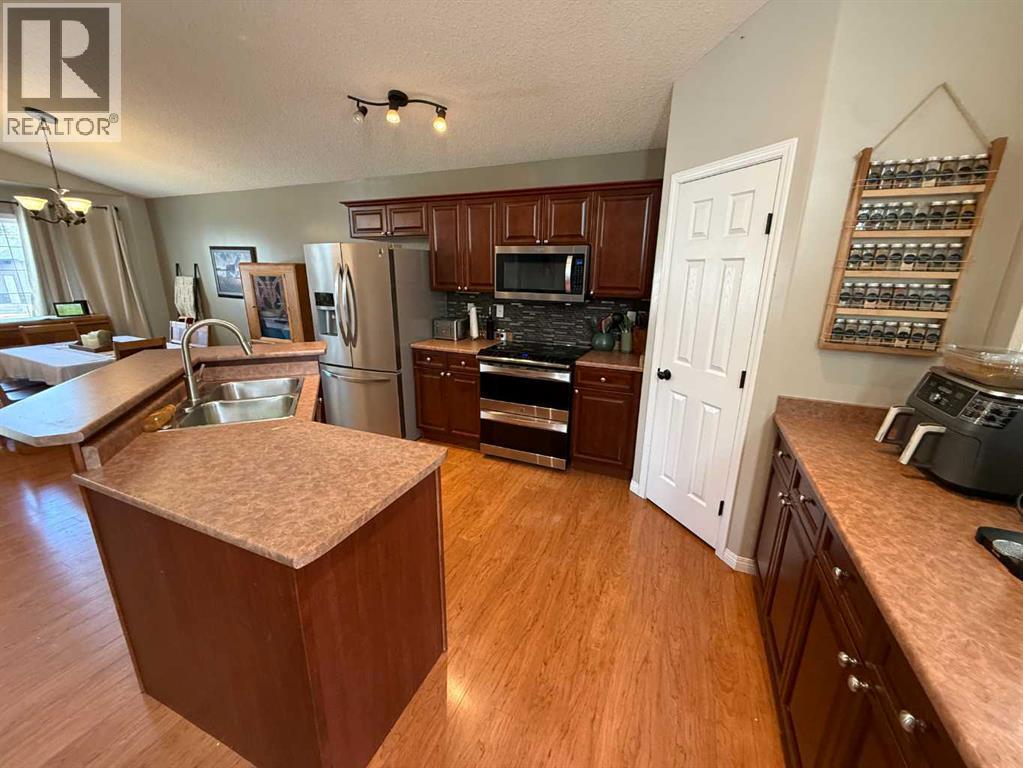 110 Muldoon Crescent, Hinton, Alberta  T7V 0A1 - Photo 5 - A2303645