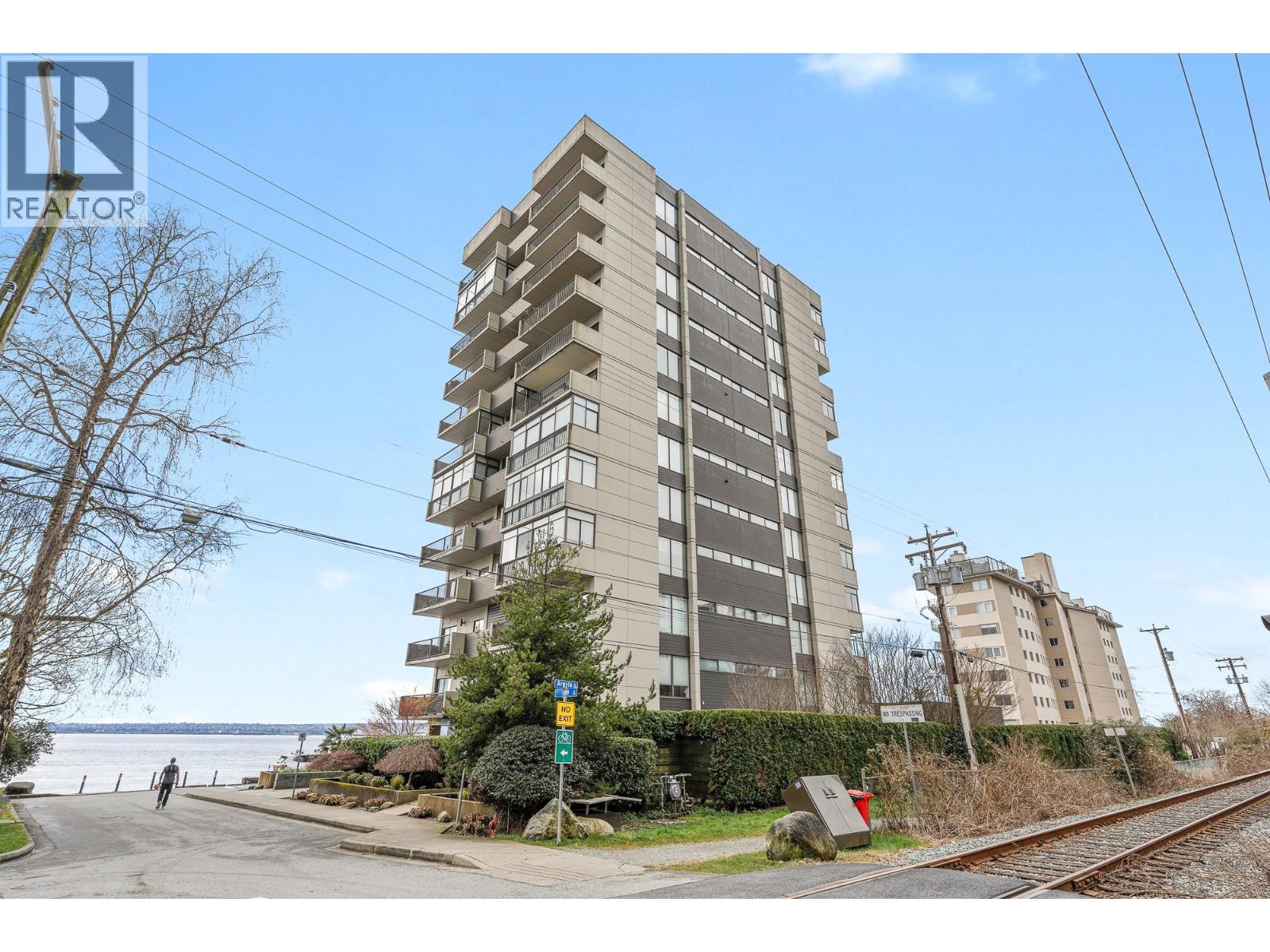 3w 111 18th Street, West Vancouver, British Columbia  V7V 3V3 - Photo 2 - R3116884