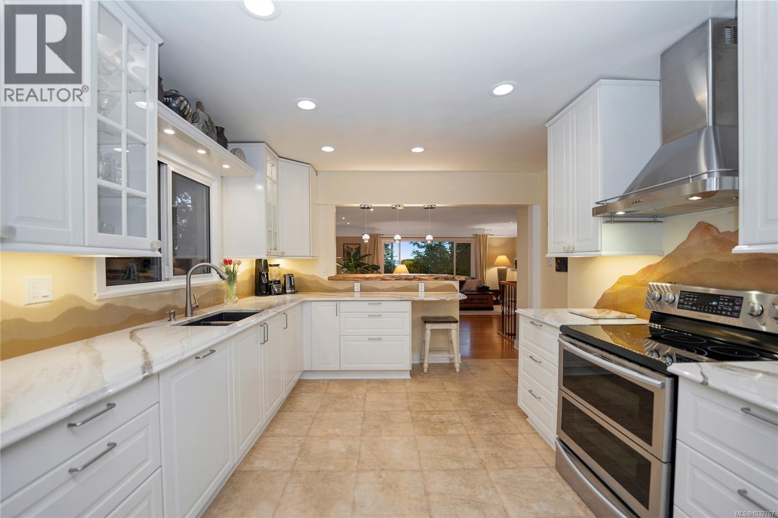 2229 Arbutus Rd, Saanich, British Columbia  V8N 1V2 - Photo 12 - 1032767