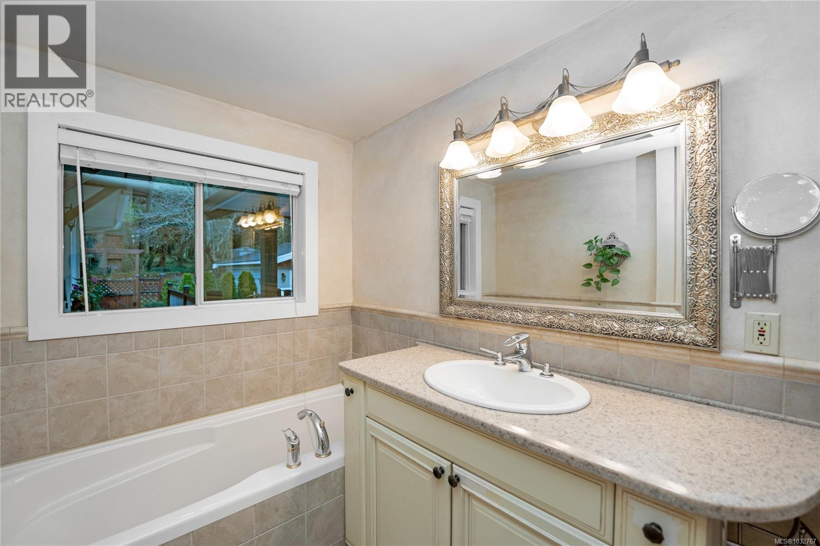 2229 Arbutus Rd, Saanich, British Columbia  V8N 1V2 - Photo 26 - 1032767