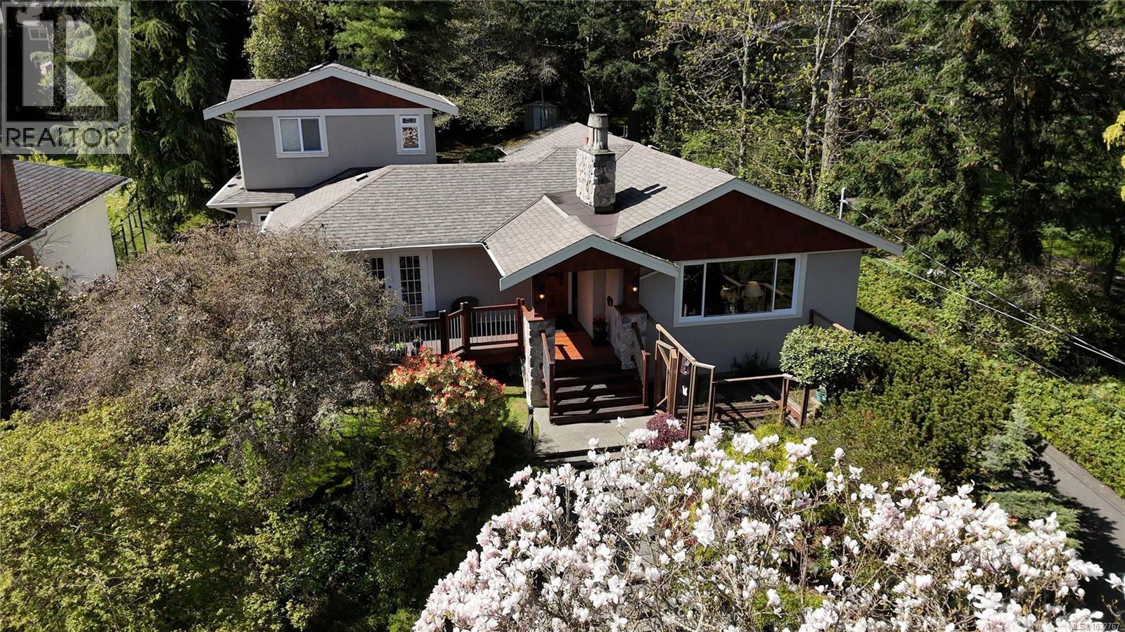 2229 Arbutus Rd, Saanich, British Columbia  V8N 1V2 - Photo 2 - 1032767