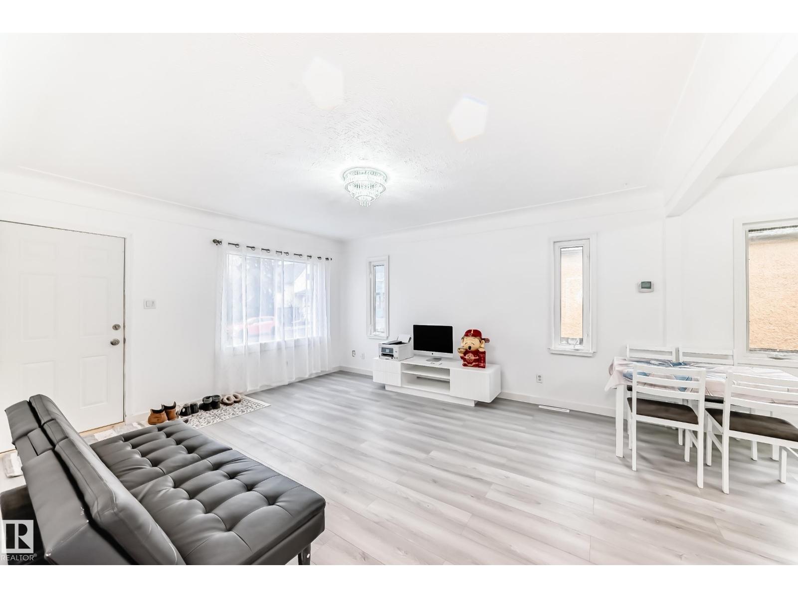 9221 110 Av NW, Edmonton, Alberta  T5H 1H2 - Photo 3 - E4482514