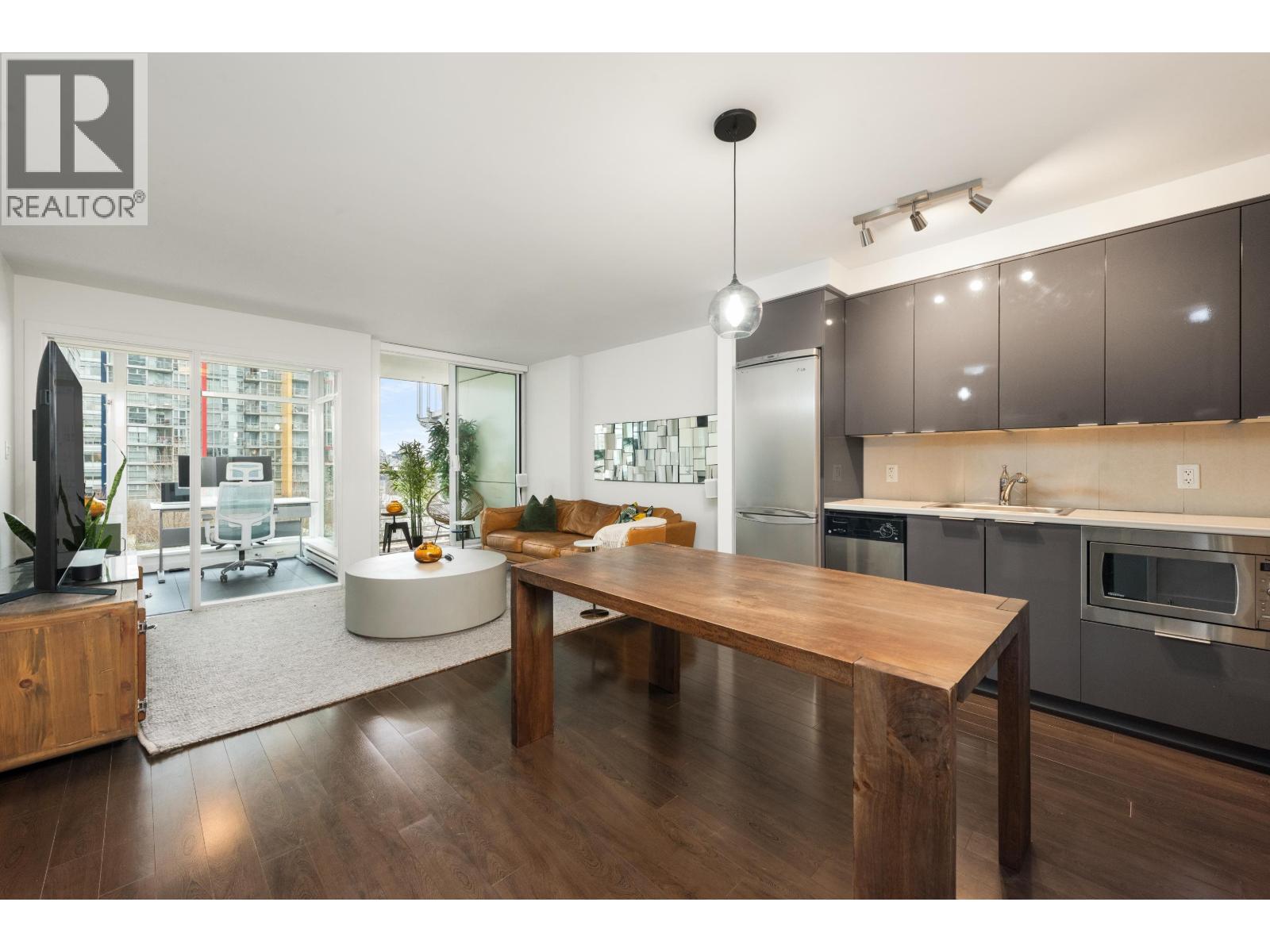 717 161 W GEORGIA STREET, Vancouver, British Columbia