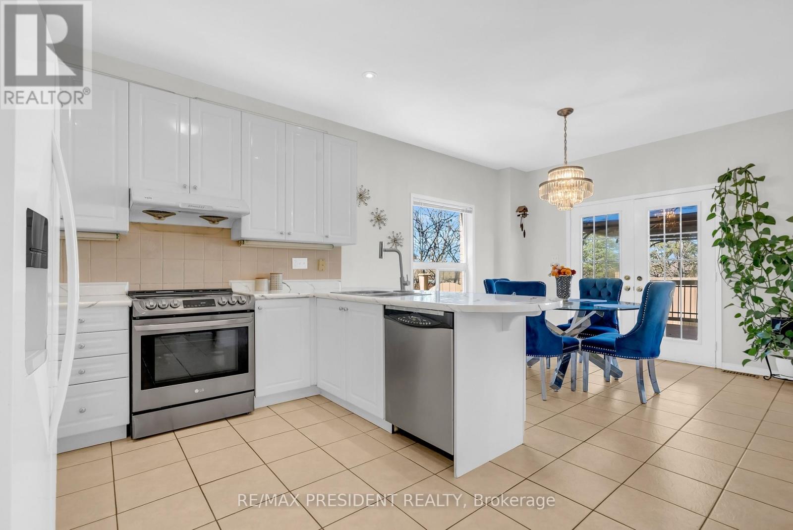 1 Crown Victoria Drive, Brampton (Fletcher's Meadow), Ontario  L7A 3A2 - Photo 13 - W13054856