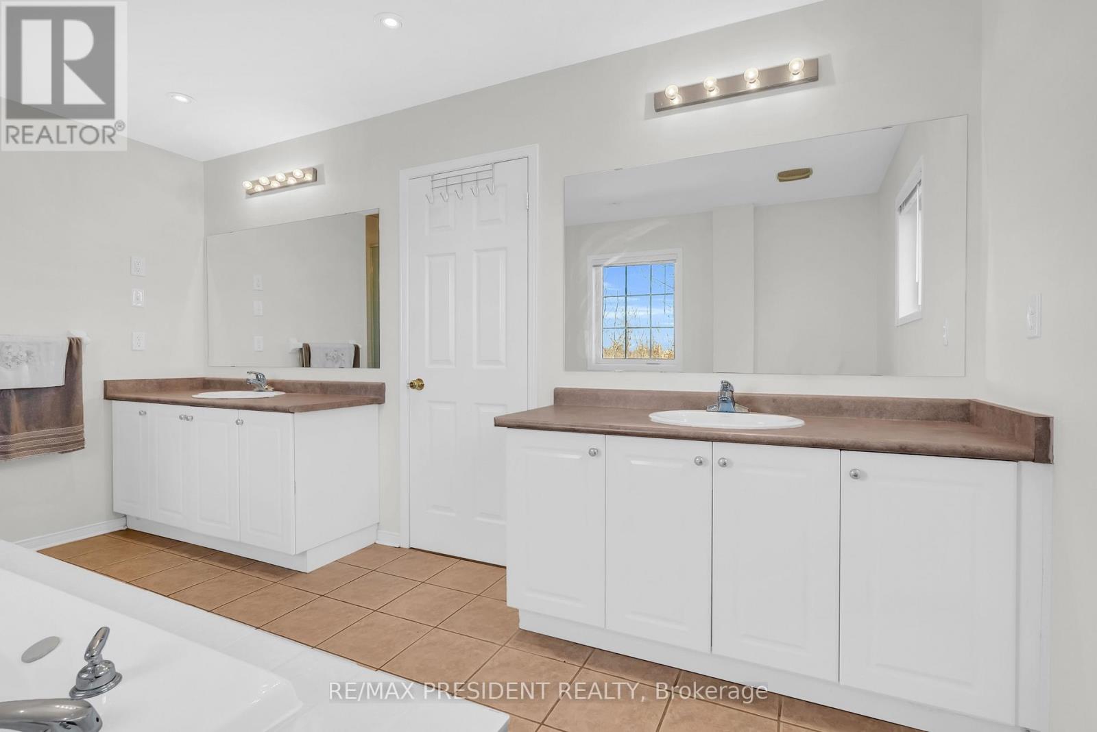 1 Crown Victoria Drive, Brampton (Fletcher's Meadow), Ontario  L7A 3A2 - Photo 31 - W13054856