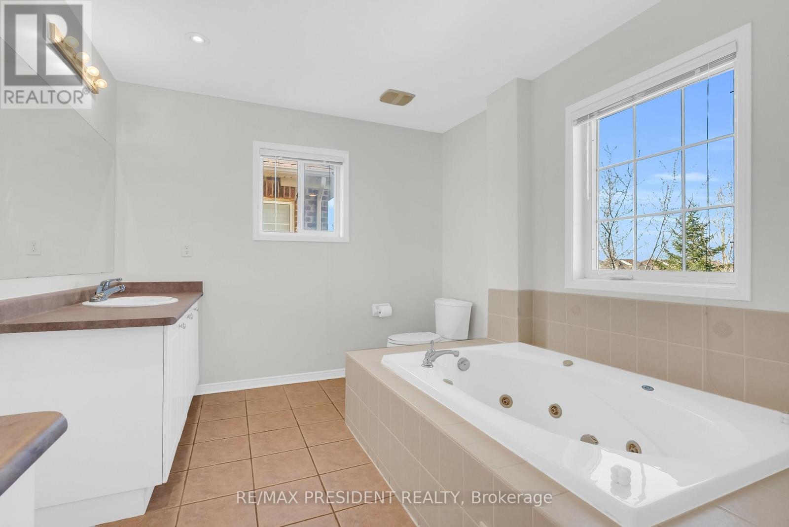 1 Crown Victoria Drive, Brampton (Fletcher's Meadow), Ontario  L7A 3A2 - Photo 33 - W13054856