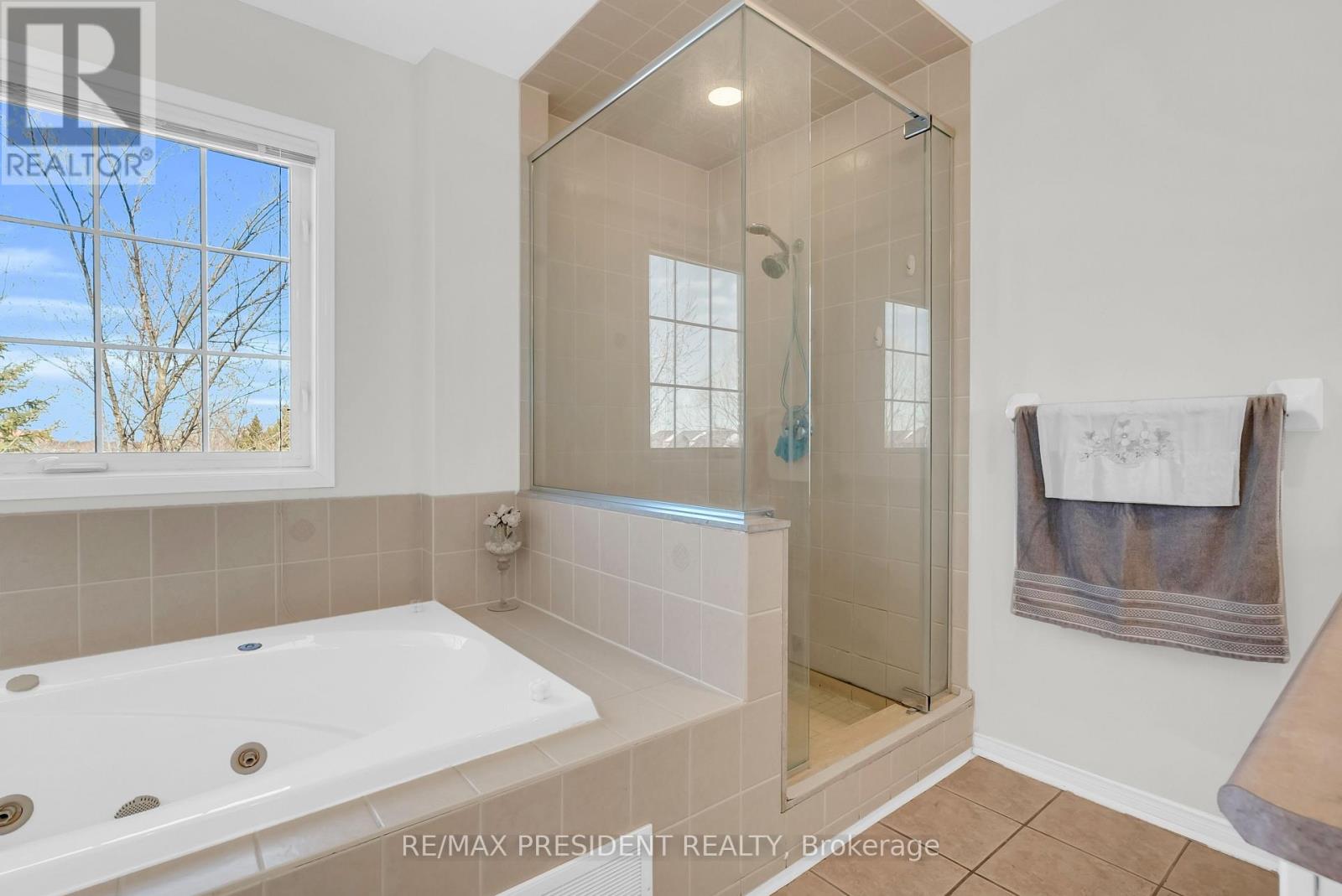 1 Crown Victoria Drive, Brampton (Fletcher's Meadow), Ontario  L7A 3A2 - Photo 35 - W13054856