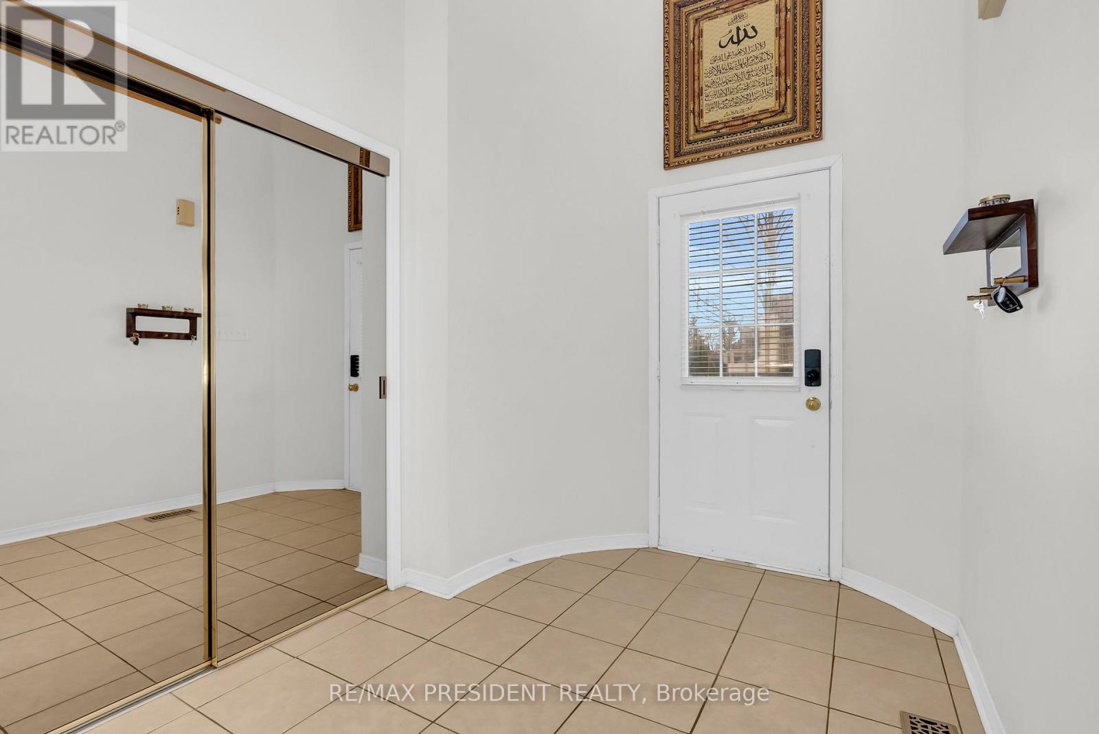 1 Crown Victoria Drive, Brampton (Fletcher's Meadow), Ontario  L7A 3A2 - Photo 5 - W13054856