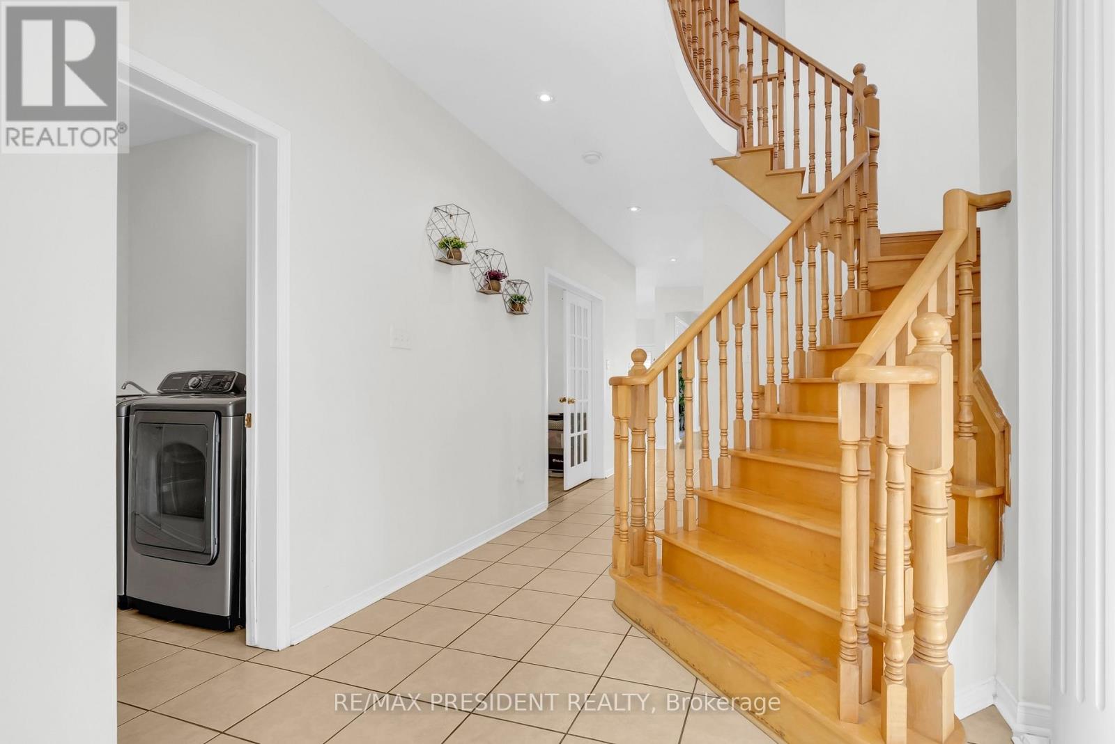 1 Crown Victoria Drive, Brampton (Fletcher's Meadow), Ontario  L7A 3A2 - Photo 9 - W13054856