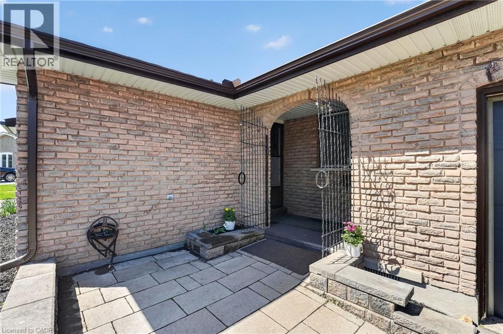 13 Cascade Court, St. Catharines, Ontario  L2P 1T5 - Photo 4 - 40825123