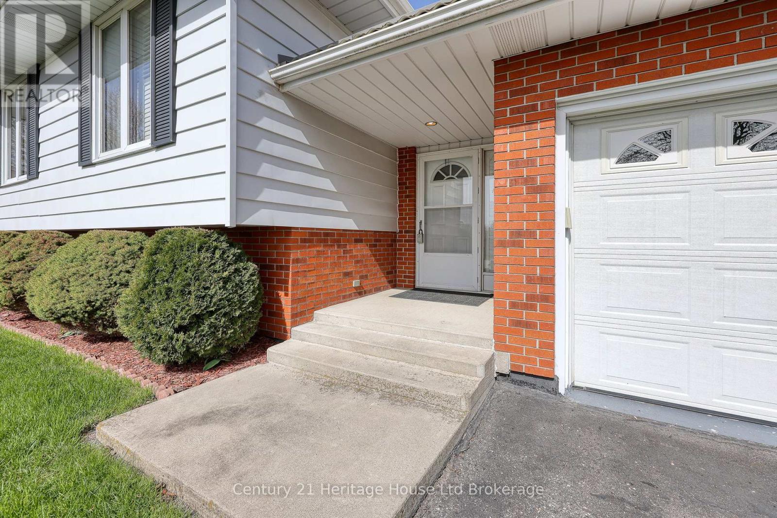 30 Ashton Court, Woodstock, Ontario  N4S 8N9 - Photo 2 - X13055100