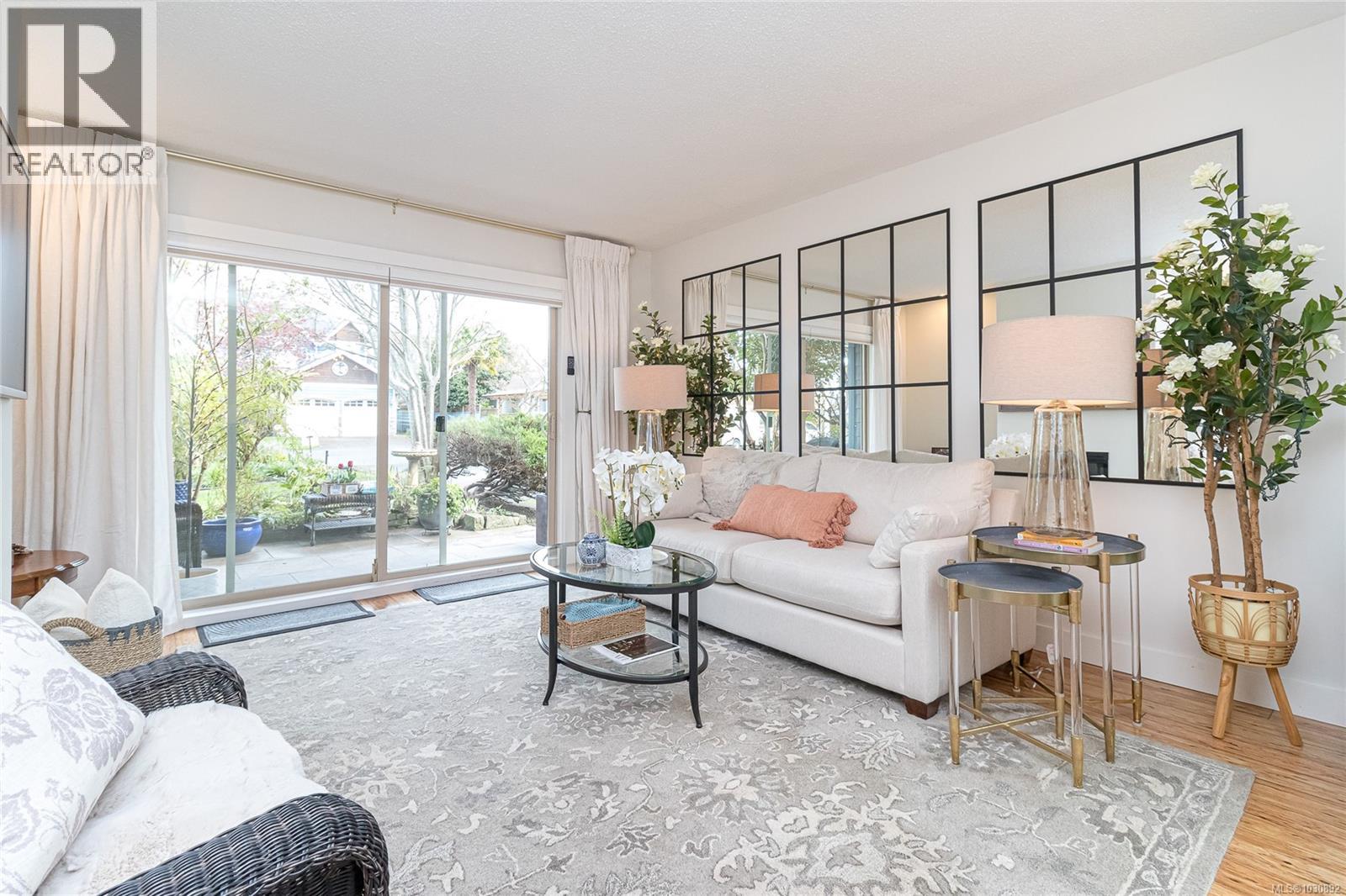 101 2427 Amherst Ave, Sidney, British Columbia