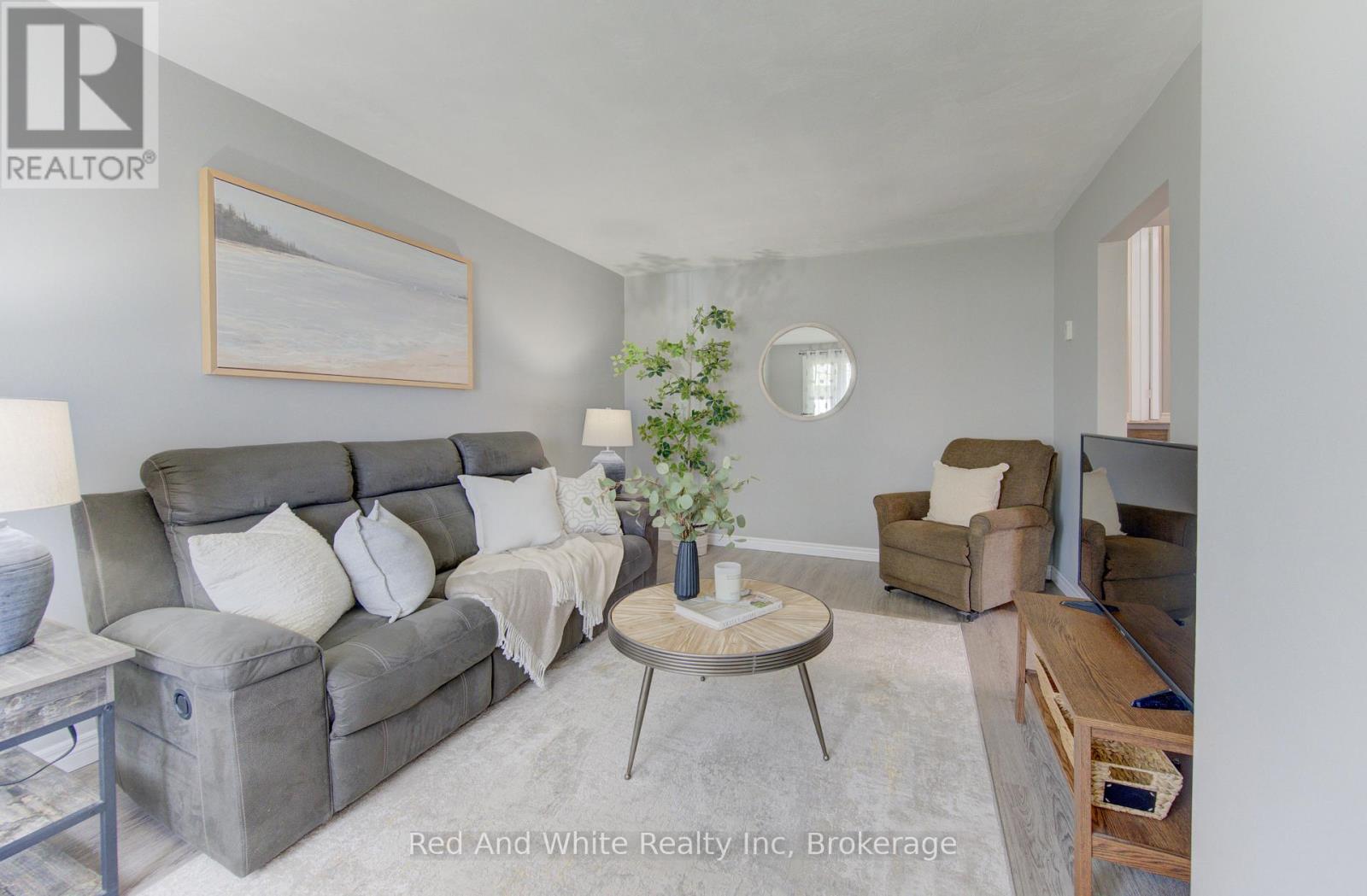 100 Johanna Drive, Cambridge, Ontario  N1S 4A7 - Photo 4 - X13055016