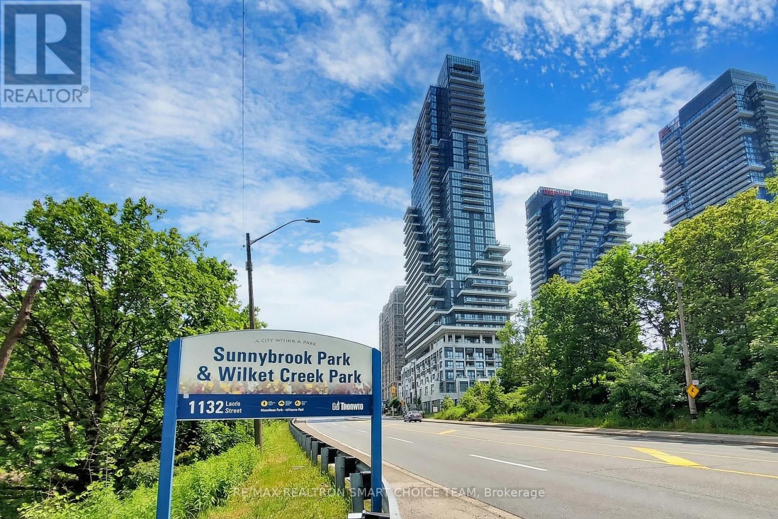 212 - 10 INN ON THE PARK DRIVE, Toronto, Ontario